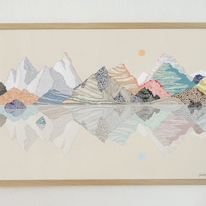 Può includere: Un'illustrazione digitale di una catena montuosa riflessa in un lago. Le montagne sono disegnate in una varietà di colori e motivi, tra cui blu, verde, arancione e marrone. Il lago è di colore blu chiaro e il cielo è di colore beige chiaro.