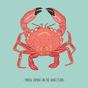 Puede incluir: Ilustraci&oacute;n de dibujos animados de un cangrejo en tonos rojos y naranjas, sobre un fondo azul claro. El cangrejo tiene las pinzas levantadas y el texto "- MORTAL COMBAT ON THE DANCE FLOOR -" en la parte inferior.