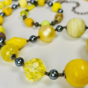 Citron acidulé, nuances de jaune entrecoupées de gris dans un collier polyvalent
