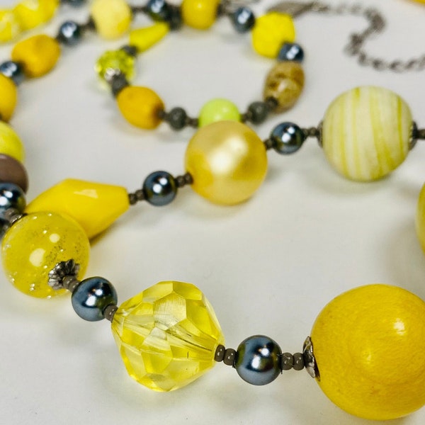 Tarte CITRON nuances de jaune entrecoupées de gris dans un collier polyvalent à matière mixte