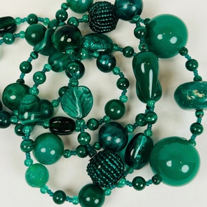 UNDER TALL PINES Rika gröna vintagepärlor i malakit, glas och harts får detta långa halsband att sjunga