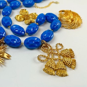 WAVELENGTH Azure Blue Wavy Resin Beads Support Hefty Pendants in Bright Gold