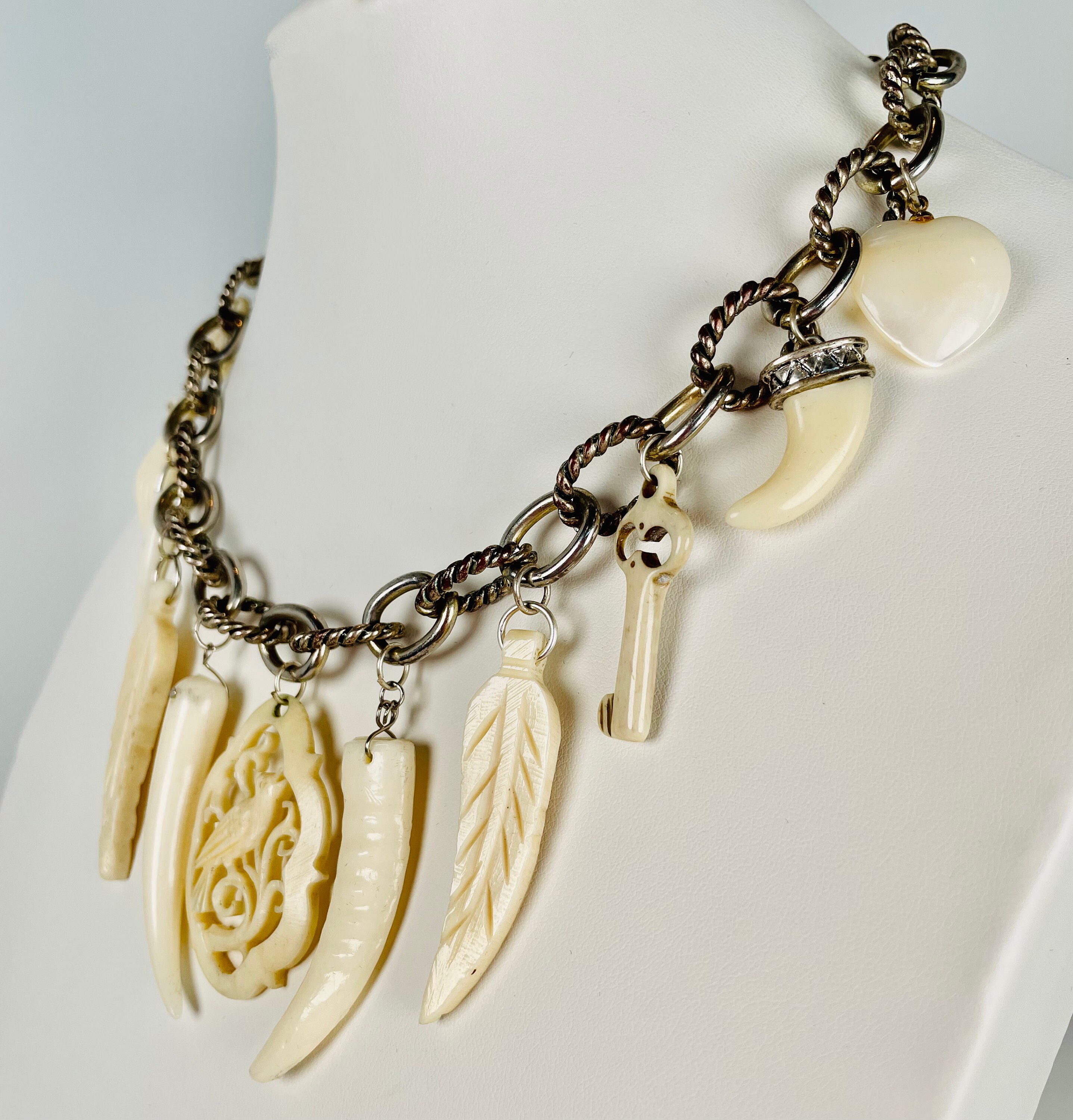 Collier/Pendentif Vintage Années 70/80 - Velours, Résine, Plumes, Fourrure, Perles - Longueur 1m14 + 15cm