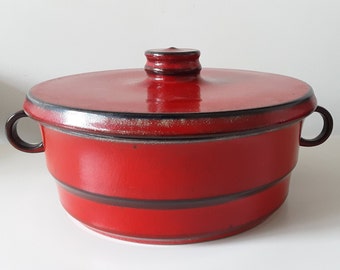 four de cuisson rouge vintage et plat de service avec couvercle, motif diamant, poterie ouest-allemande, décor des années 1960