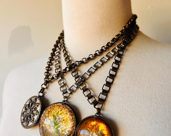 Colares antigos com rédeas de cavalo e rosetas