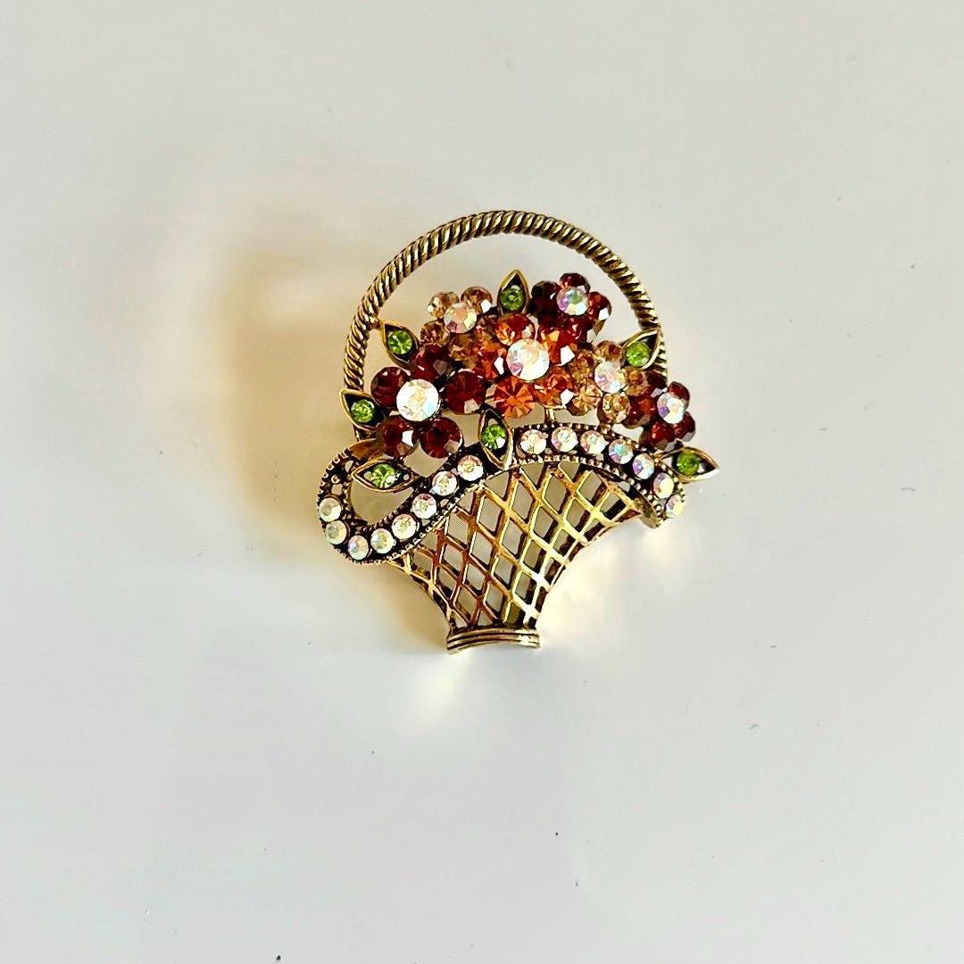 Broche de cesta con flores caprichosas