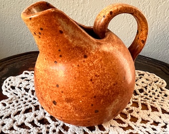 Jarro de cerâmica assinado