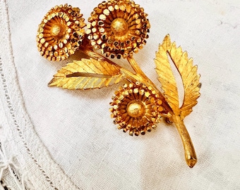 Broche floral dourado vintage BSK