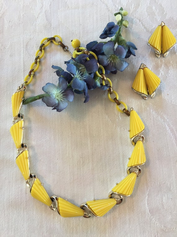 Vintage LISNER Thermoset Necklace & Earring Set