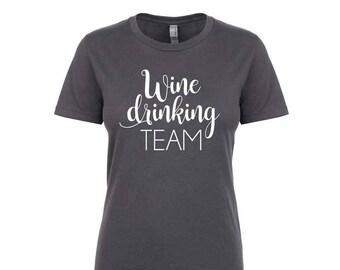 Camiseta de vino. Camiseta del equipo de bebedores de vino. Camiseta divertida de vino para mujer. Camiseta ajustada de cuello redondo súper suave y cómoda para mujer. Vino de despedida de soltera.