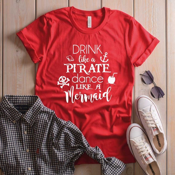Piraten-Shirt. Trinken Sie wie ein Pirat und tanzen Sie wie eine Meerjungfrau. Superweiches und bequemes Unisex-T-Shirt. Piraten-T-Shirt. Meerjungfrau-Shirt.