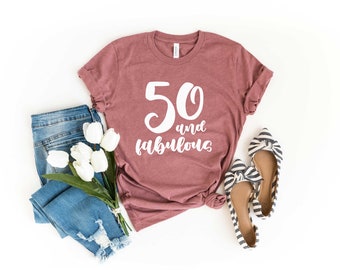Camiseta de cumpleaños para mujer. Camiseta "50 y fabulosa". Camiseta unisex súper suave y cómoda. Camiseta de 50 cumpleaños. Cincuenta cumpleaños.