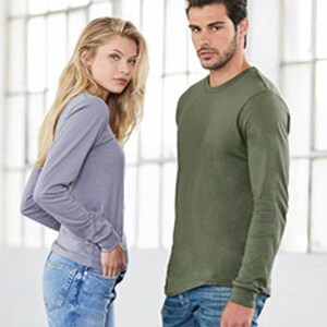 May include: A long-sleeved shirt in a light green colour with a relaxed fit. The shirt has a crew neck and a slightly curved hem.