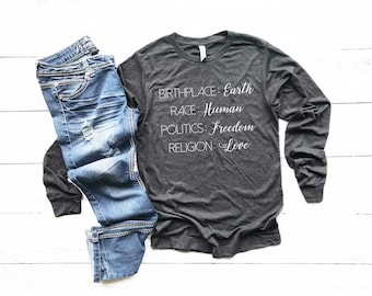Camiseta de la humanidad. Lugar de nacimiento, raza, tierra, política, libertad, religión, amor. Derechos humanos. Camiseta unisex de manga larga, muy suave y cómoda.