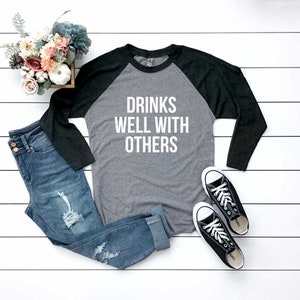 Camisa Cinco De Mayo. Bebe bien con los demás. Camiseta de béisbol triblend súper suave y cómoda. Camisa para beber. Bebamos el día.