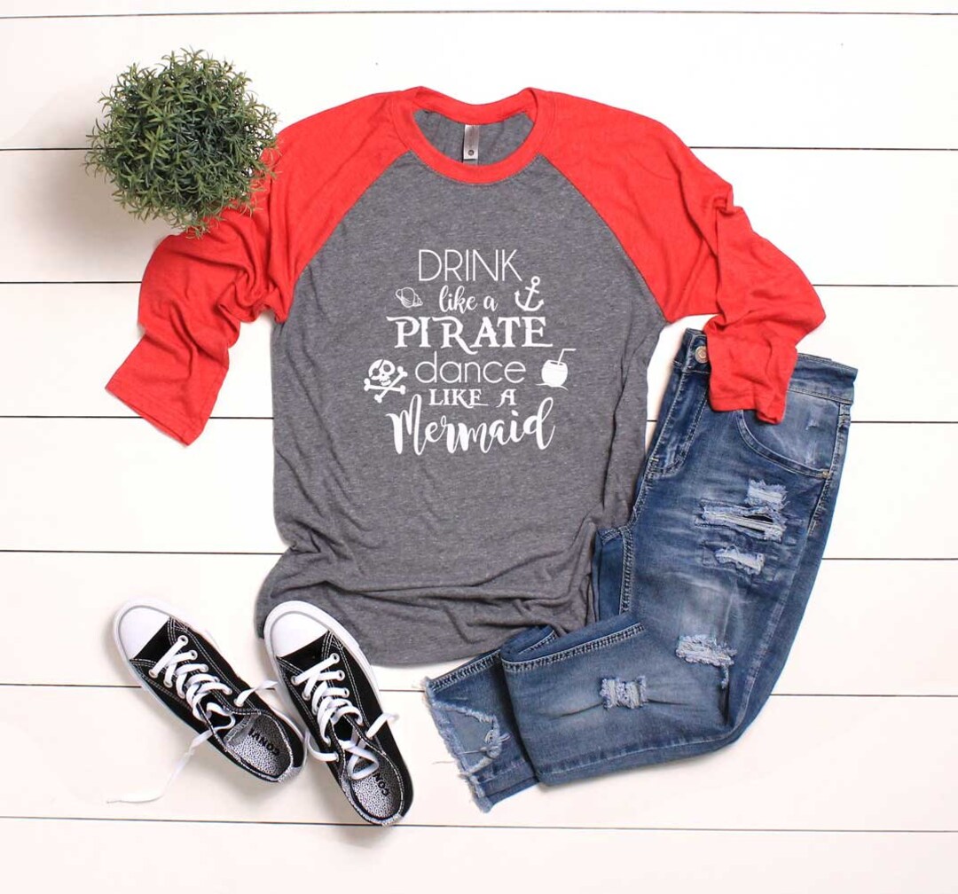 T-Shirt Femme "Drink Like A Pirate, Dance Like A Mermaid" - 100% Coton, Fait Main Aux USA