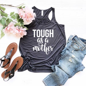 Stoer als een moedershirt. Moedershirt. Cadeau voor moeder. Zachte en comfortabele, lange, vloeiende racerback-tanktop. Sterke vrouw. Moedershirt. Mama-shirt.