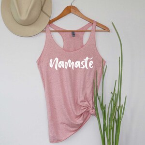 Koszulka Namaste. Top na ramiączkach do jogi. Miękki i wygodny top na ramiączkach typu racerback z trójwarstwowego materiału. Koszulka Love. Koszulka do medytacji. Koszulka do jogi. Odzież fitness.
