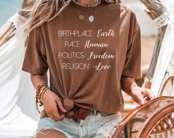 Camiseta con el lema «Lugar de nacimiento, Tierra, Raza, Humanidad, Política, Libertad, Religión, Amor». Camiseta unisex extragrande Comfort Colors. Camiseta de Derechos Humanos. Camiseta de Igualdad.