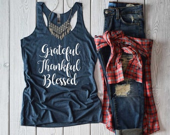Dankbar Dankbar Selig. Erntedank-Shirt. Religiöses Hemd. Weiches und bequemes Tri-Mix Racerback Tank Top. Jesus-Shirt. Christliches Shirt.
