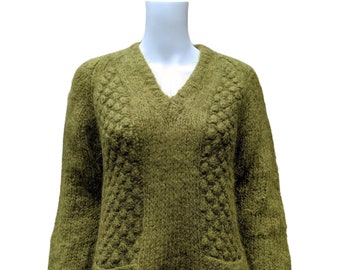 Vintage 1940er oder 50er Jahre olivgrüner handgestrickter Pullover aus Mohair und Wolle mit 2 Taschen