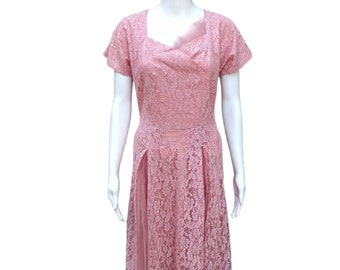 Vestido vintage de encaje y tul rosa, de los años 40 o 50, entallado y con vuelo.