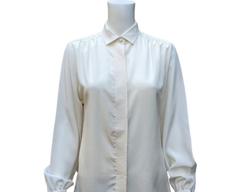 Vintage 80s or 90s ivory white small collared blouse