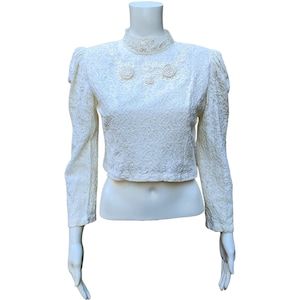 Blusa bordada de renda de algodão branco marfim vintage de 1980 com gola de chiffon e frente de poliéster forrada e botões nas costas