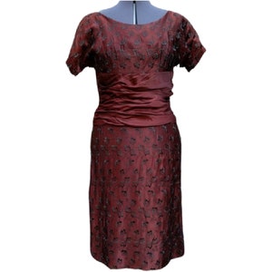 Vestido vintage de cintura fruncida de satén de seda marrón caoba cobre de los años 50 con bordado negro de MAJESTIC