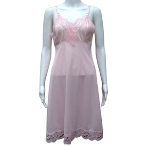 Sukienka halka w stylu vintage z lat 60. lub 70., jasnoróżowa, wykonana w 100% z nylonu, koronki i szyfonu