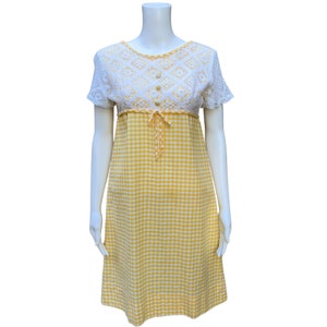 Vintage jaren 60 felgele en witte katoenen jurk met gingham-ruit en geborduurd kantdetail