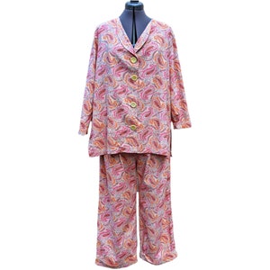 Vintage 50s or 60s pink and orange paisley 2 piece linen pant suit, ladies sportwear, beach suit, culottes pant suit