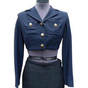 Chaqueta vintage de estilo militar de corte azul marino de los años 1930 o 40 con botones de latón