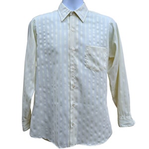 Camisa de vestir vintage años 70 u 80 amarillo pálido con estampado de rayas