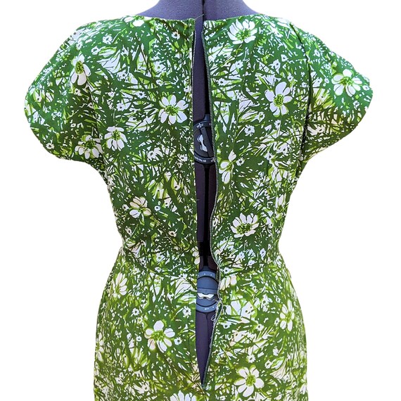 Vintage 1950s or 60s green floral on white wiggle… - image 8