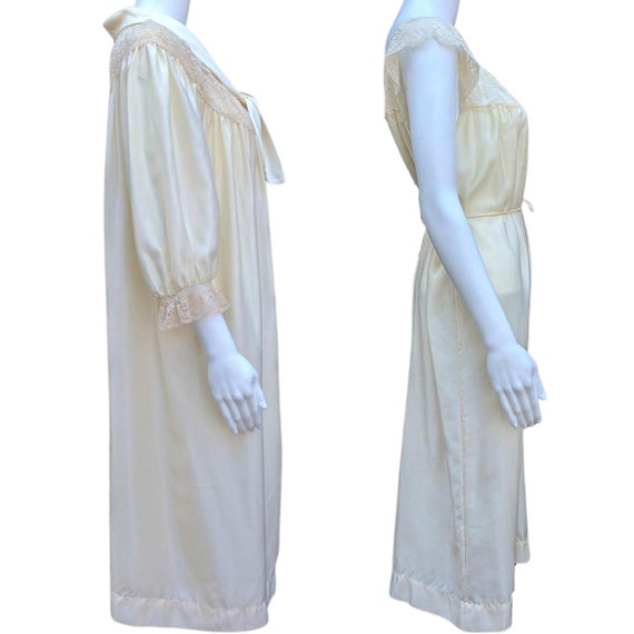 Vintage 50s or 60s champagne peignoir robe and ni… - image 8