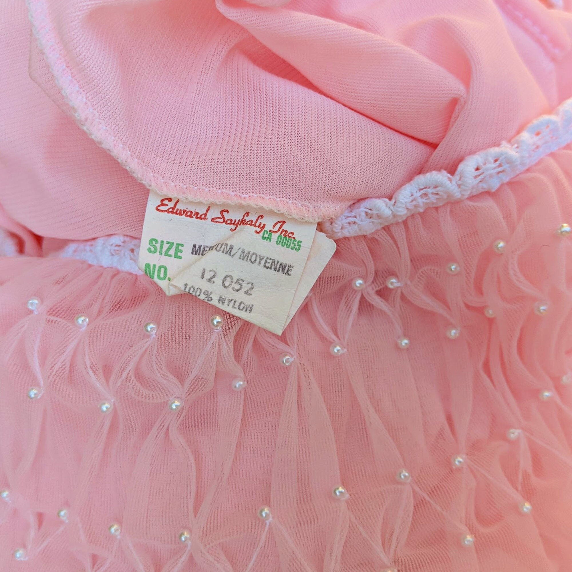 Vintage suikerspin roze nightie enkellengte nylon nachthemd maat M. nooit gedragen jaren 1980 Kleding Dameskleding Pyjamas & Badjassen Nachthemden en tops met gegolfde geplooide kraag en zoom 