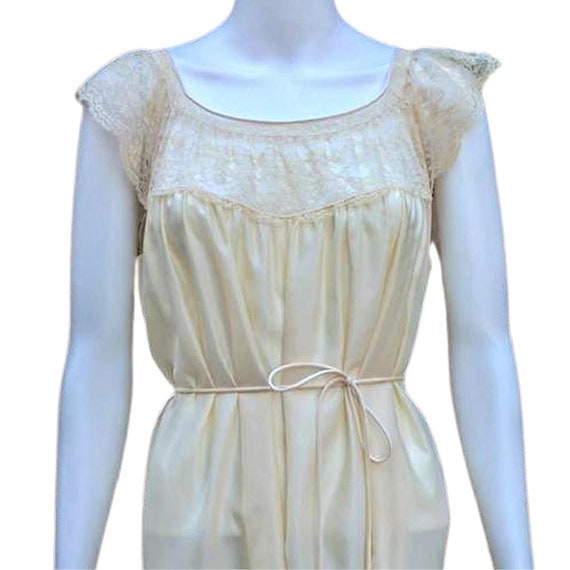 Vintage 50s or 60s champagne peignoir robe and ni… - image 4