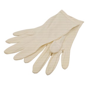 Vintage 1950&#39;s or 60&#39;s white ivory short gloves