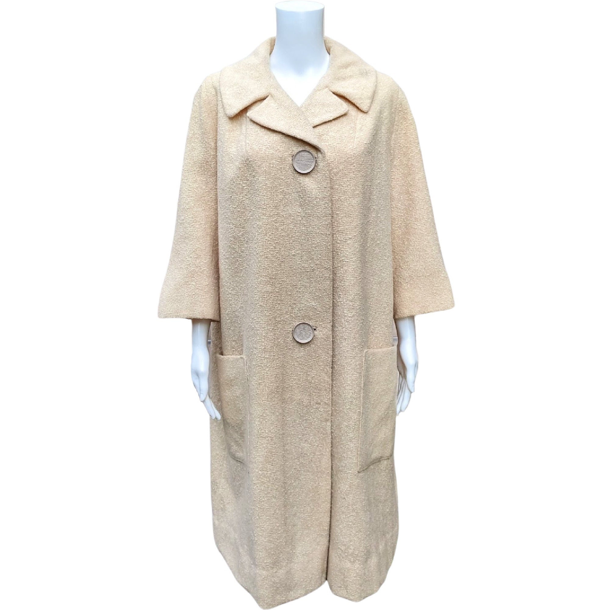 Vintage 1950s or 60's Ivory White Chenille Coat With Large Vintage 1950s or 60's Ivory White Chenille Coat With Large