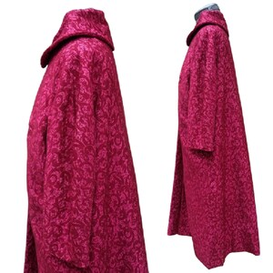Abrigo de brocado flocado rojo frambuesa vintage de la década de 1950 de FRENCHRHIRE imagen 4