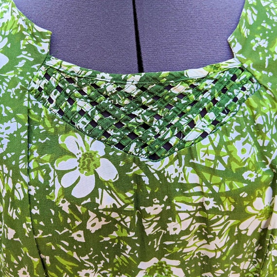 Vintage 1950s or 60s green floral on white wiggle… - image 3