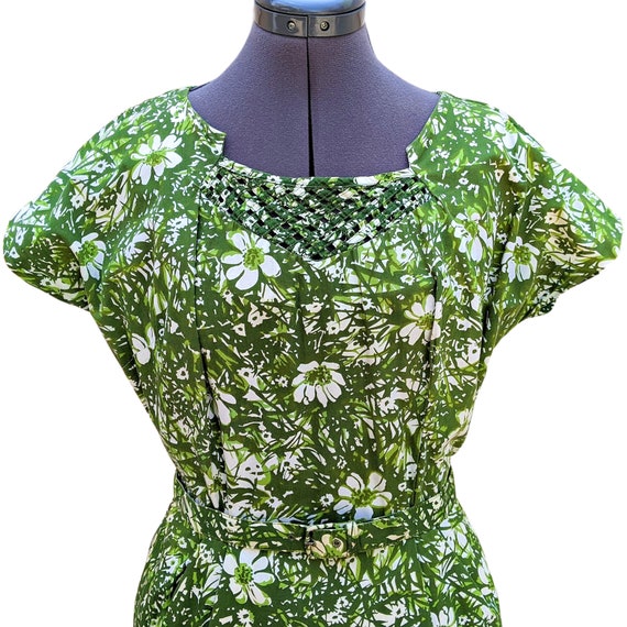 Vintage 1950s or 60s green floral on white wiggle… - image 2