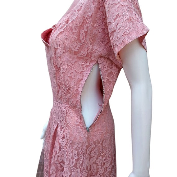 Vintage 40s or 50s coral salmon pink lace and tul… - image 9