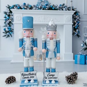 Gepersonaliseerde blauw-witte glitternotenkraker met familienaam, 30 cm, 11,8"