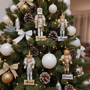 Gepersonaliseerde glitternotenkrakerkerstornament, 12 cm
