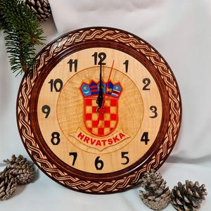 Kroatische Holzuhr, neu Grb, handgefertigt, 27 cm
