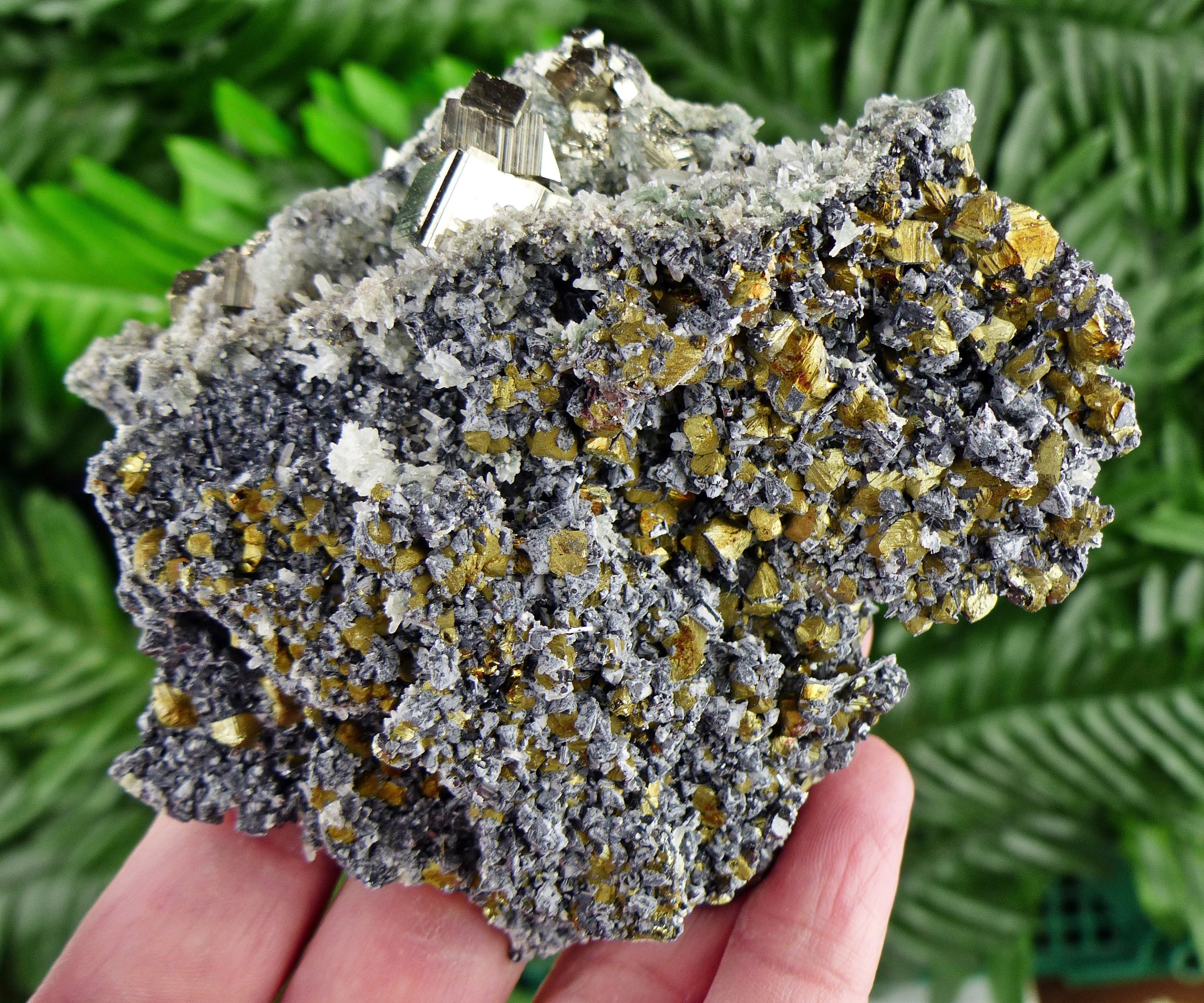 素晴らしい黄銅鉱、閃亜鉛鉱、石英、黄鉄鉱の結晶、原石、天然鉱物