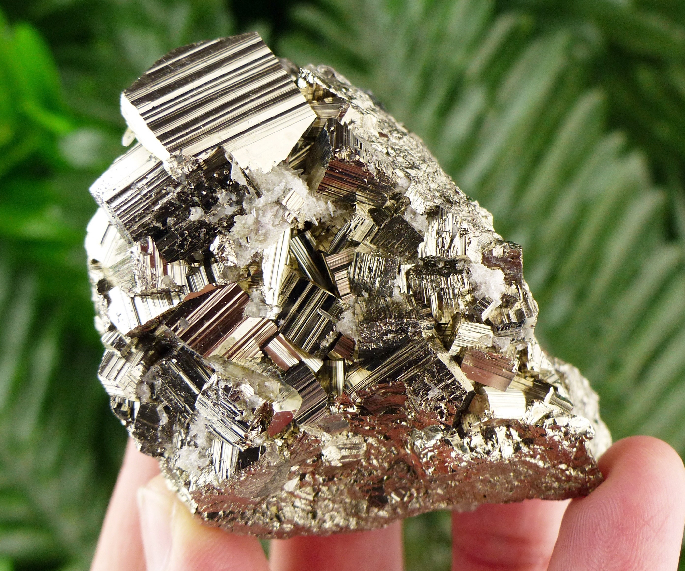 鉄酸化物を含む黄鉄鉱、光沢のある水晶、原石、天然水晶、石、石
