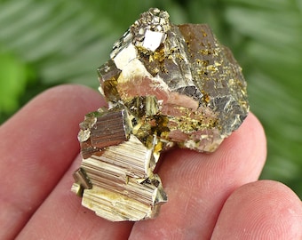 方解石の結晶化を伴う素晴らしい黄鉄鉱、クリスタル、鉱物、天然